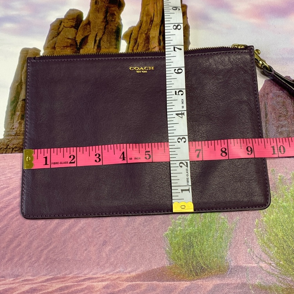 💜Coach New York Wristlet.